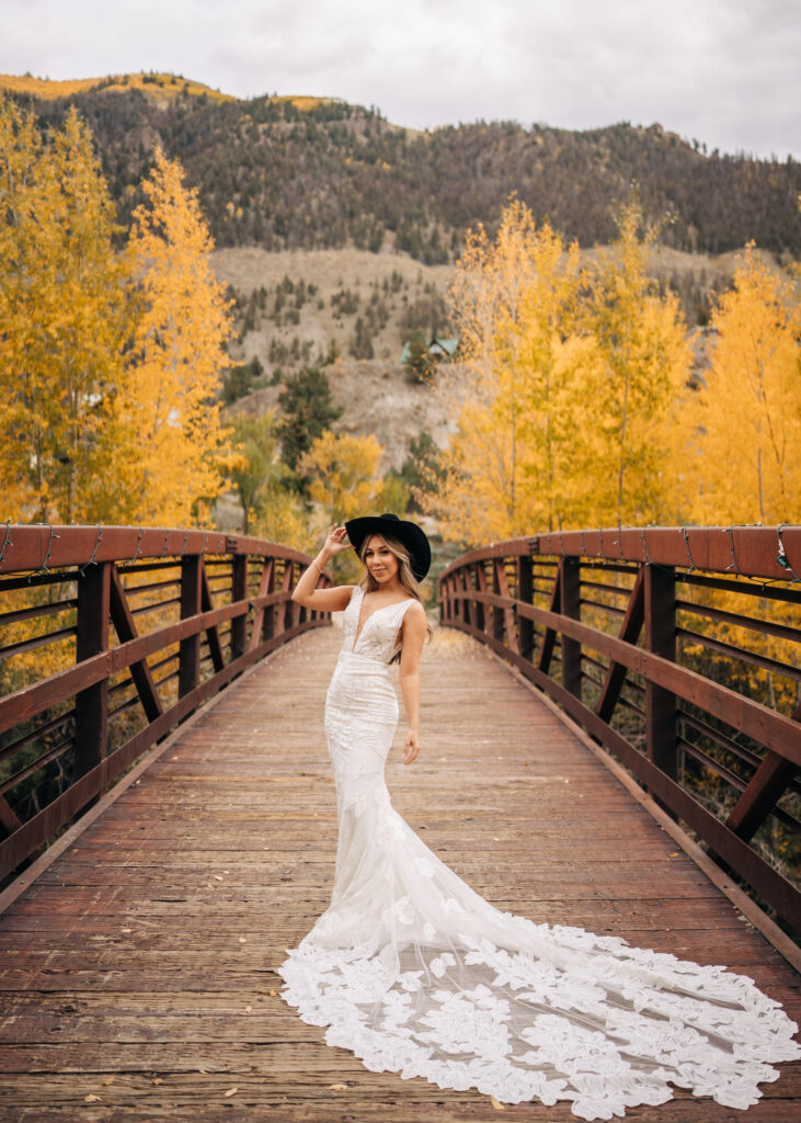 bride with cowboy hat on